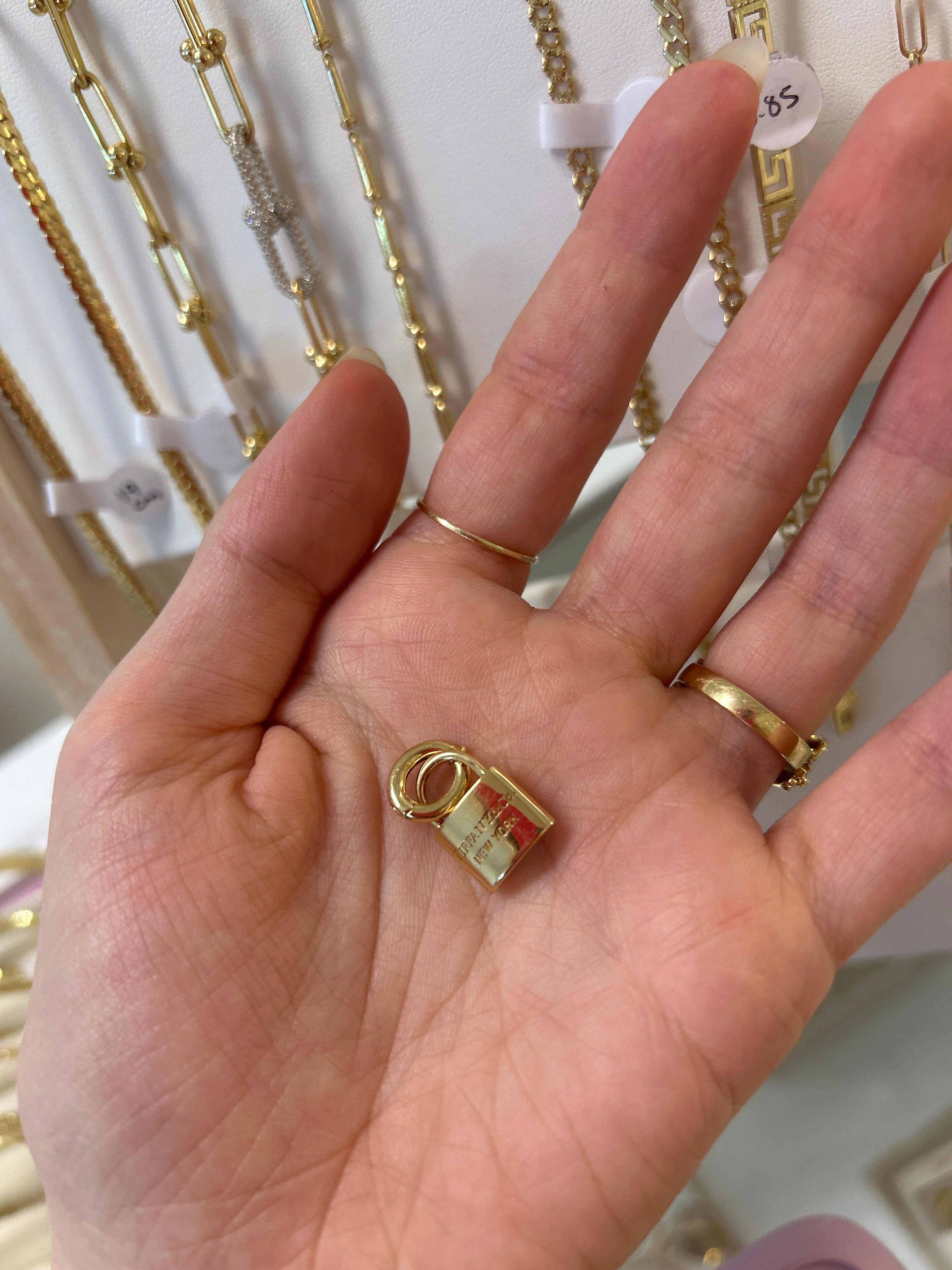 18k gold lock detachable pendant (can be for a bracelet or a necklace), 2.16g
