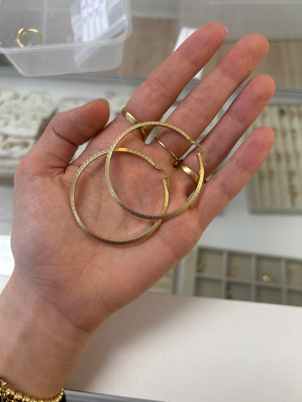 Grandes créoles en or 18K style grec, 2,36g