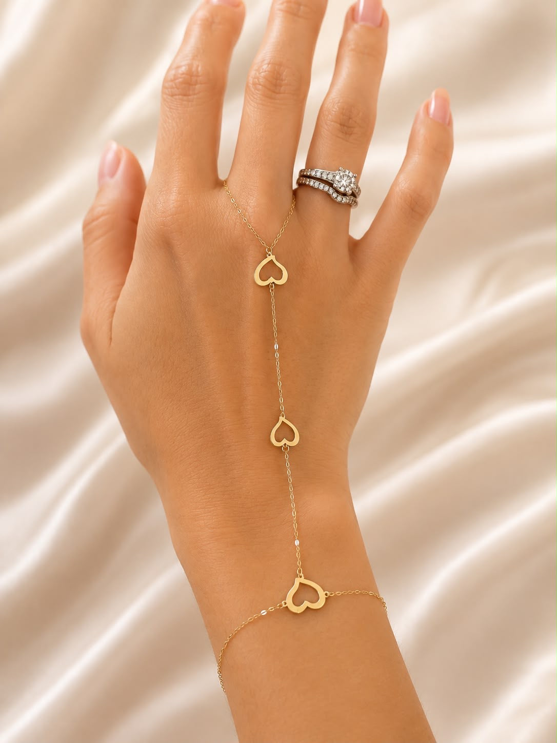 18k gold hearts ring bracelet, lightweight (0.86g), size of the bracelet is 17.8cm