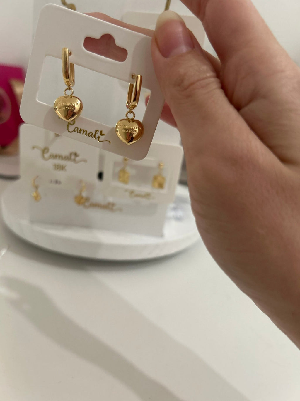 Boucles d’oreilles cœurs pendantes en or 18k, 3.91g image 1
