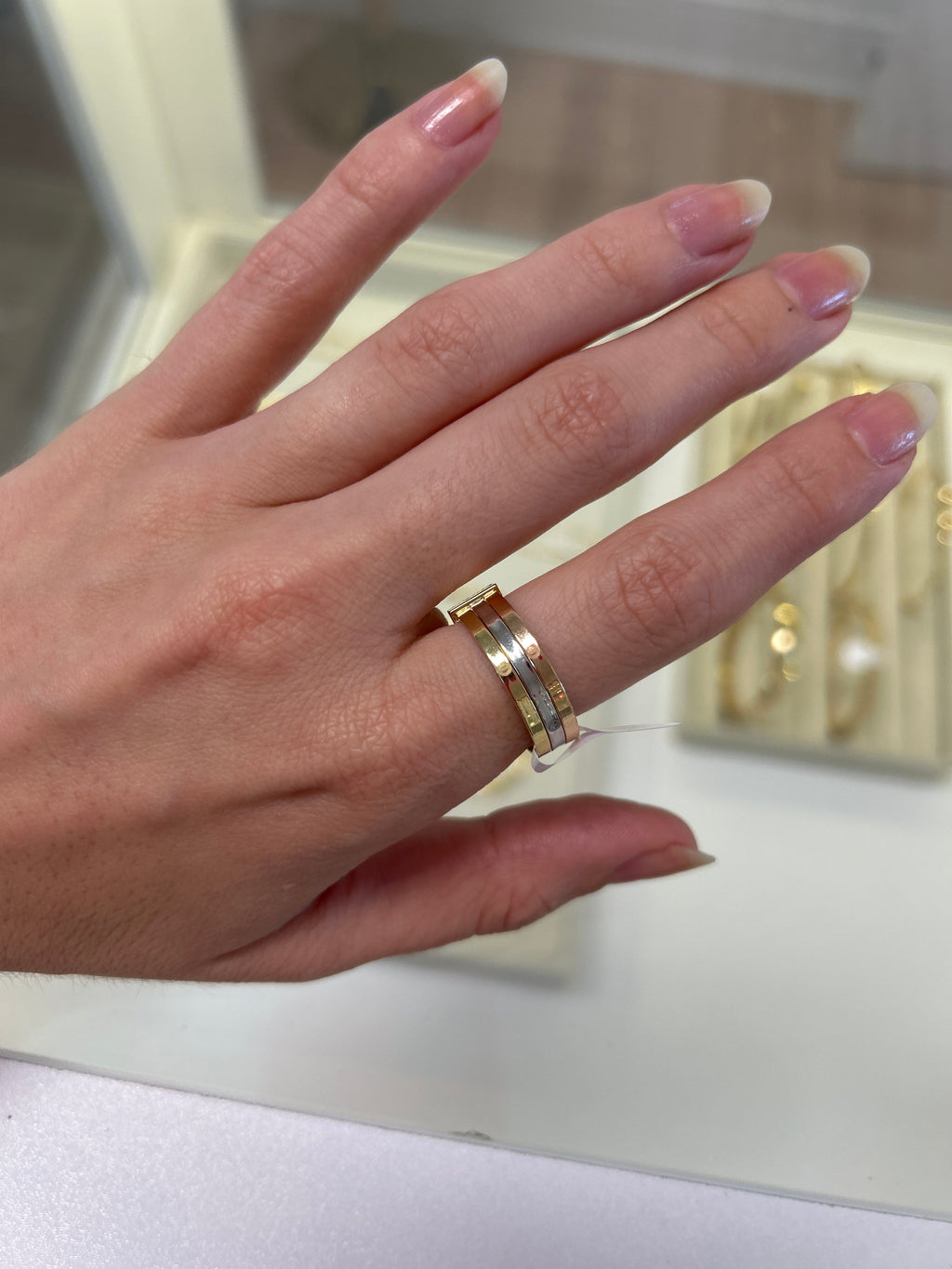 18k gold tritone ring, size 9, 2.20g