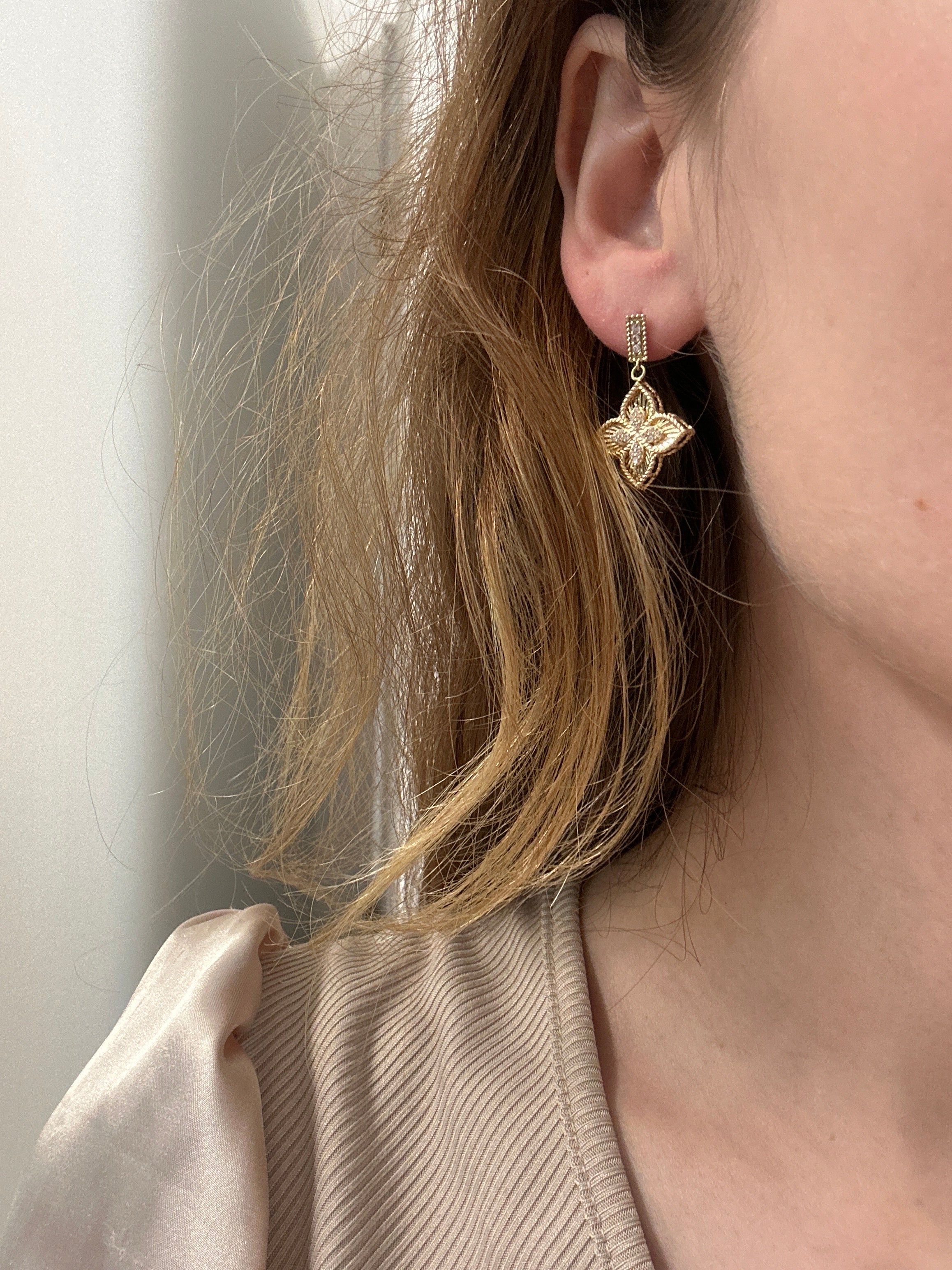 Boucles d'oreilles fleurs en or 18 carats, 4.31g