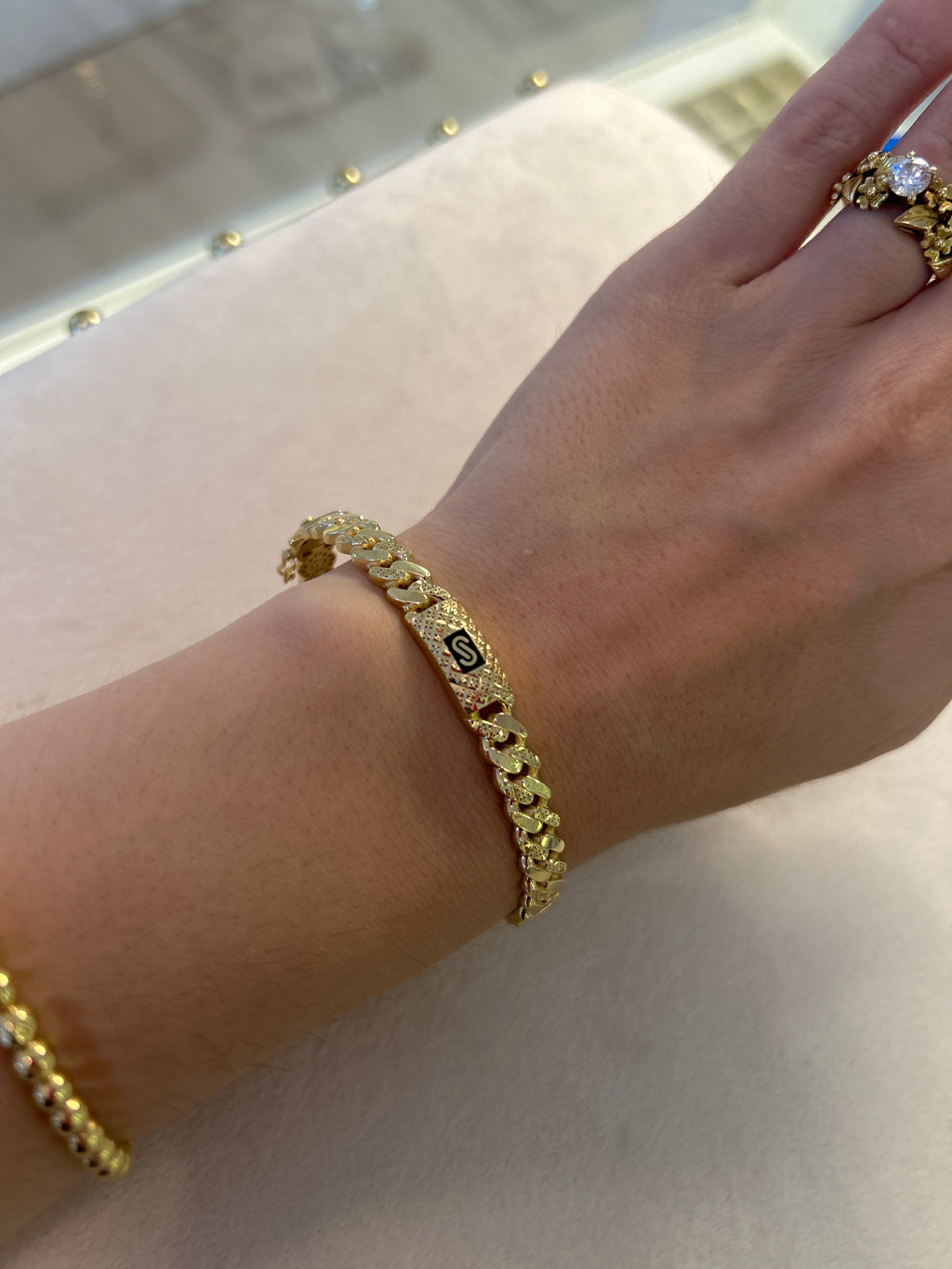 Bracelet rigide d’or 18k, taille 17-18 (moyen), 9.74g