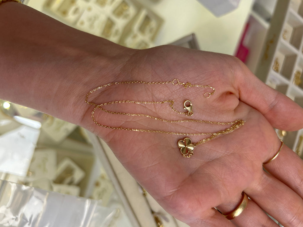 18k gold small clover (8mm) attached necklace 40-45cm, 1.65g