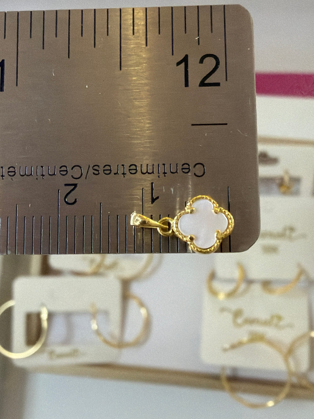 18k gold very small pendant with white mother of pearl , 0.48g total weight