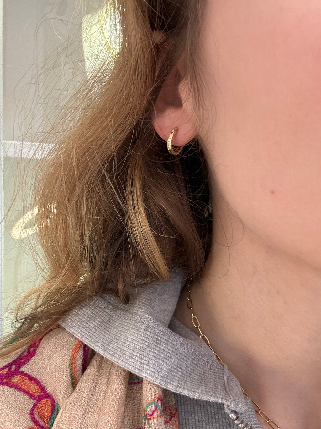 18k gold textured Huggies, 12mm, 1.33g