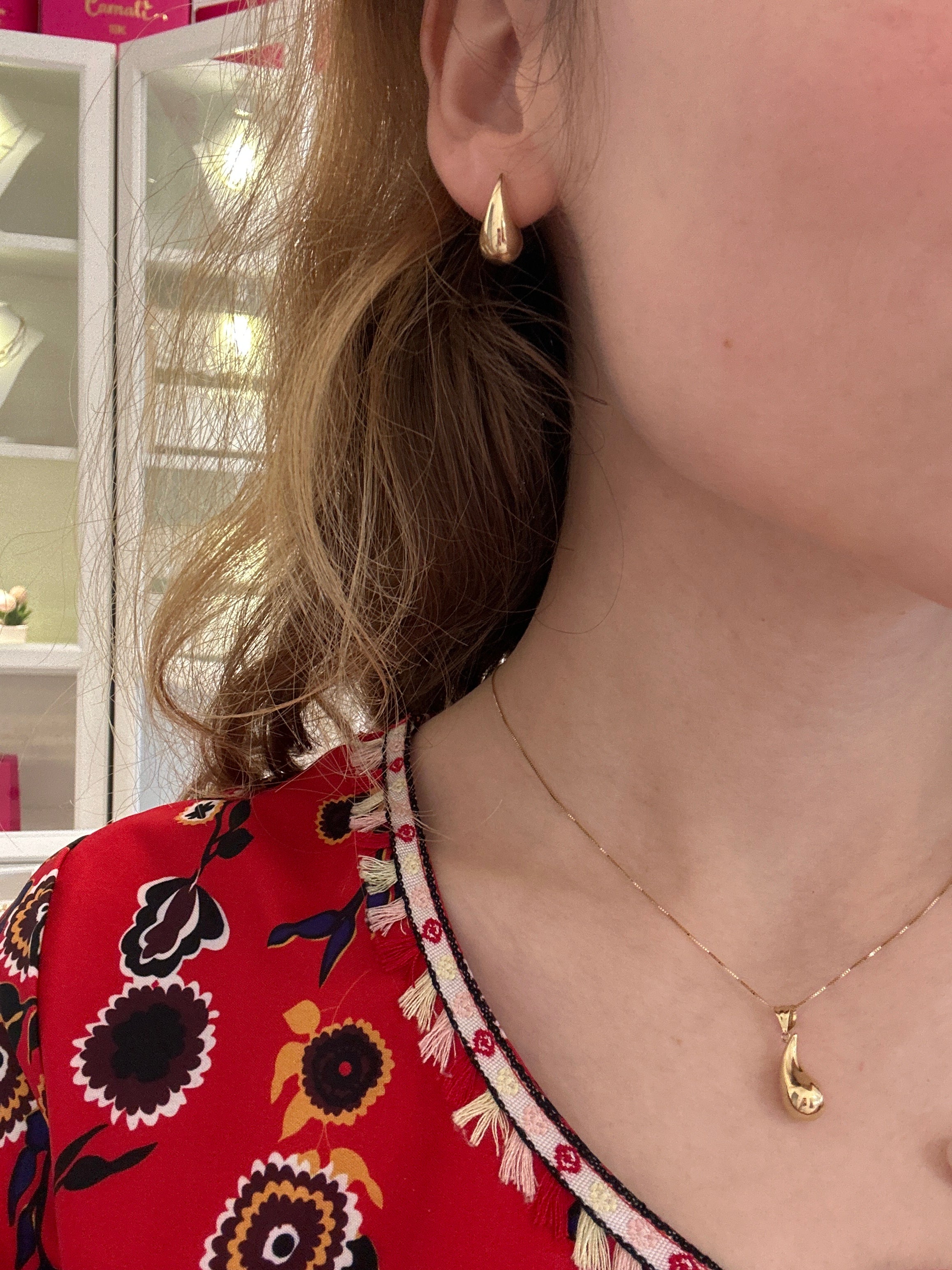 18k gold teardrops half set, small size 14mm, 2.23g (1.59g for earrings and 0.64g pendant) no chain!