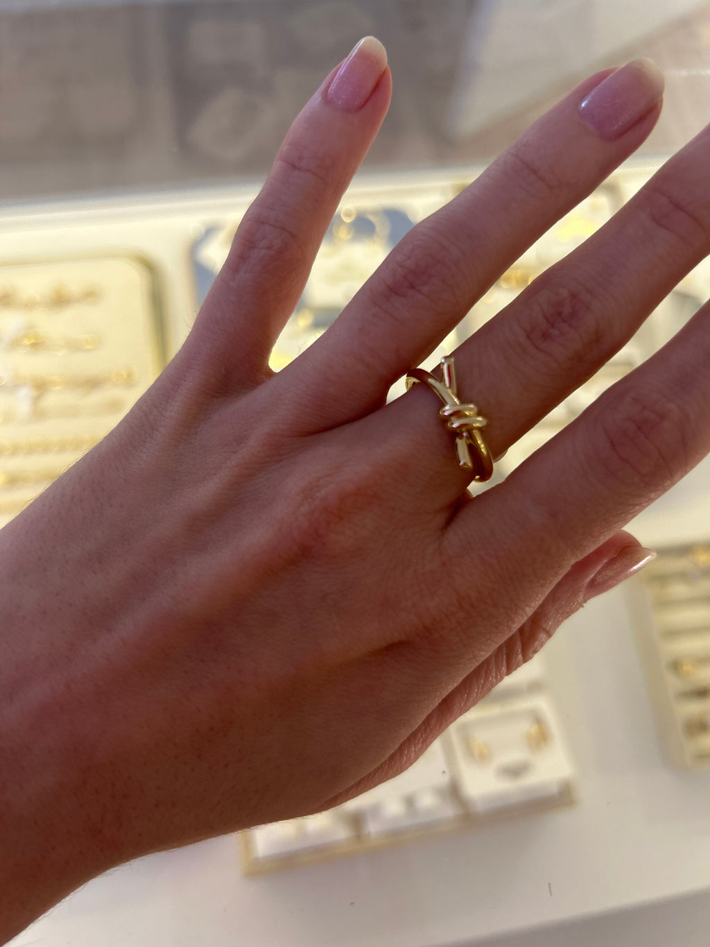 18k gold knot ring, size 8, 3g