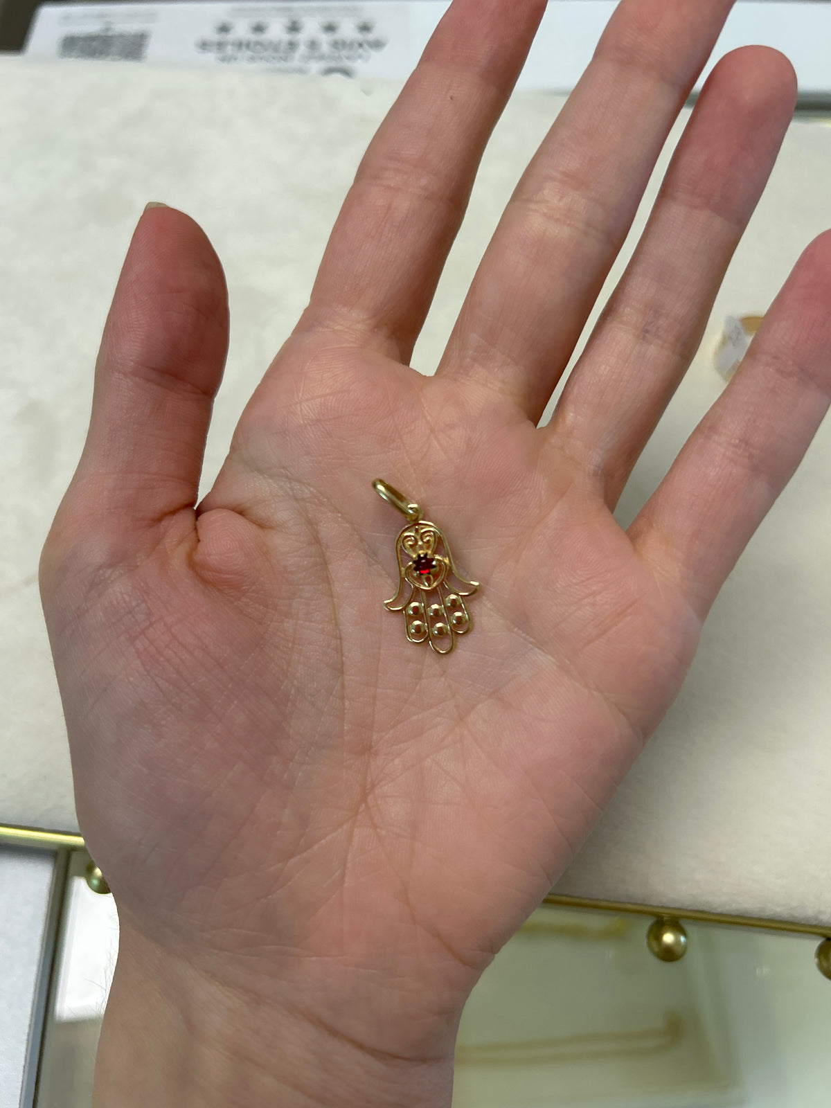 Main de Fatma en or 18 carats avec rubis de synthèse, 0,94g