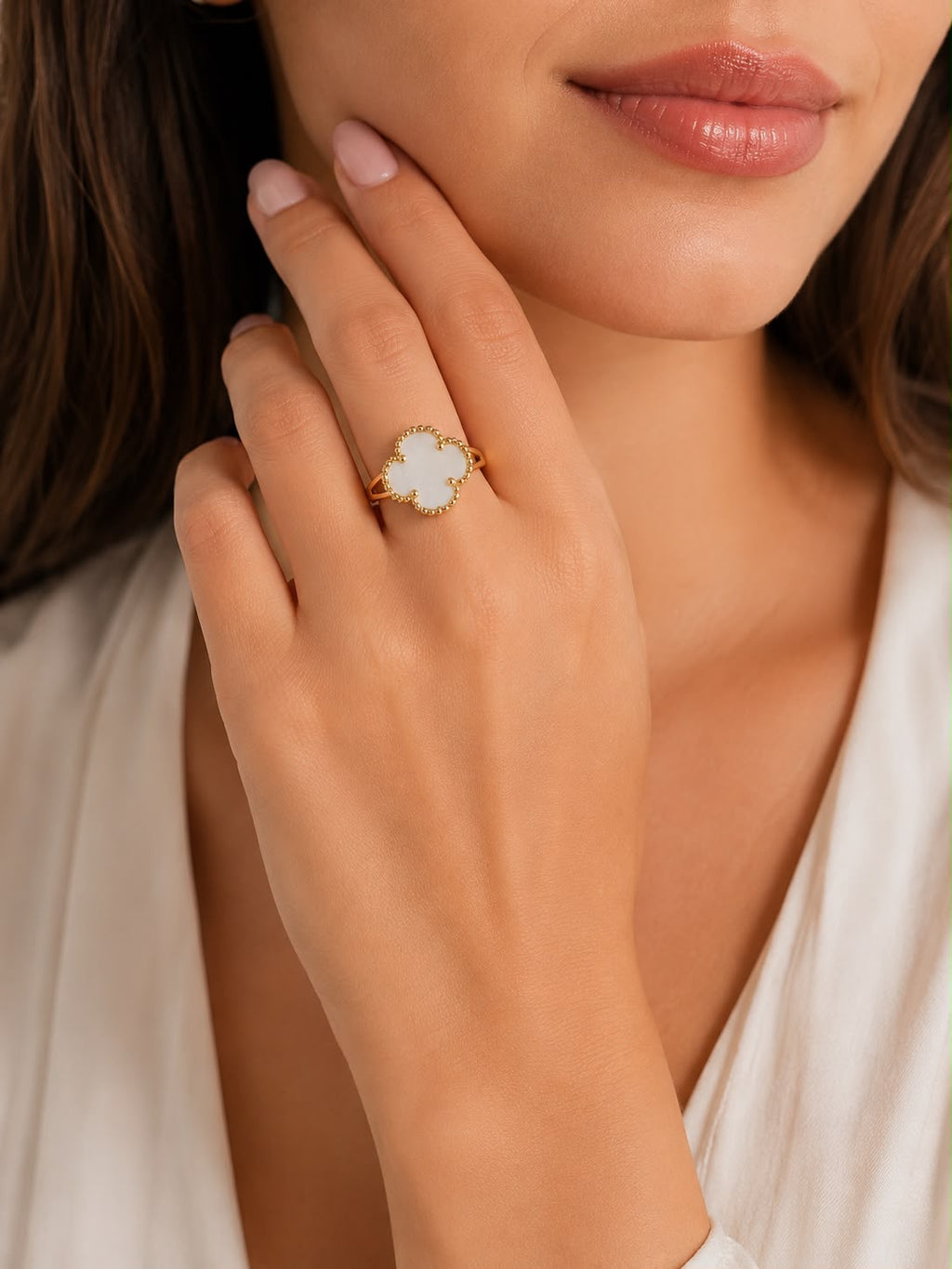 18k gold mother of pearl clover ring, size 7.5, 2.77g
