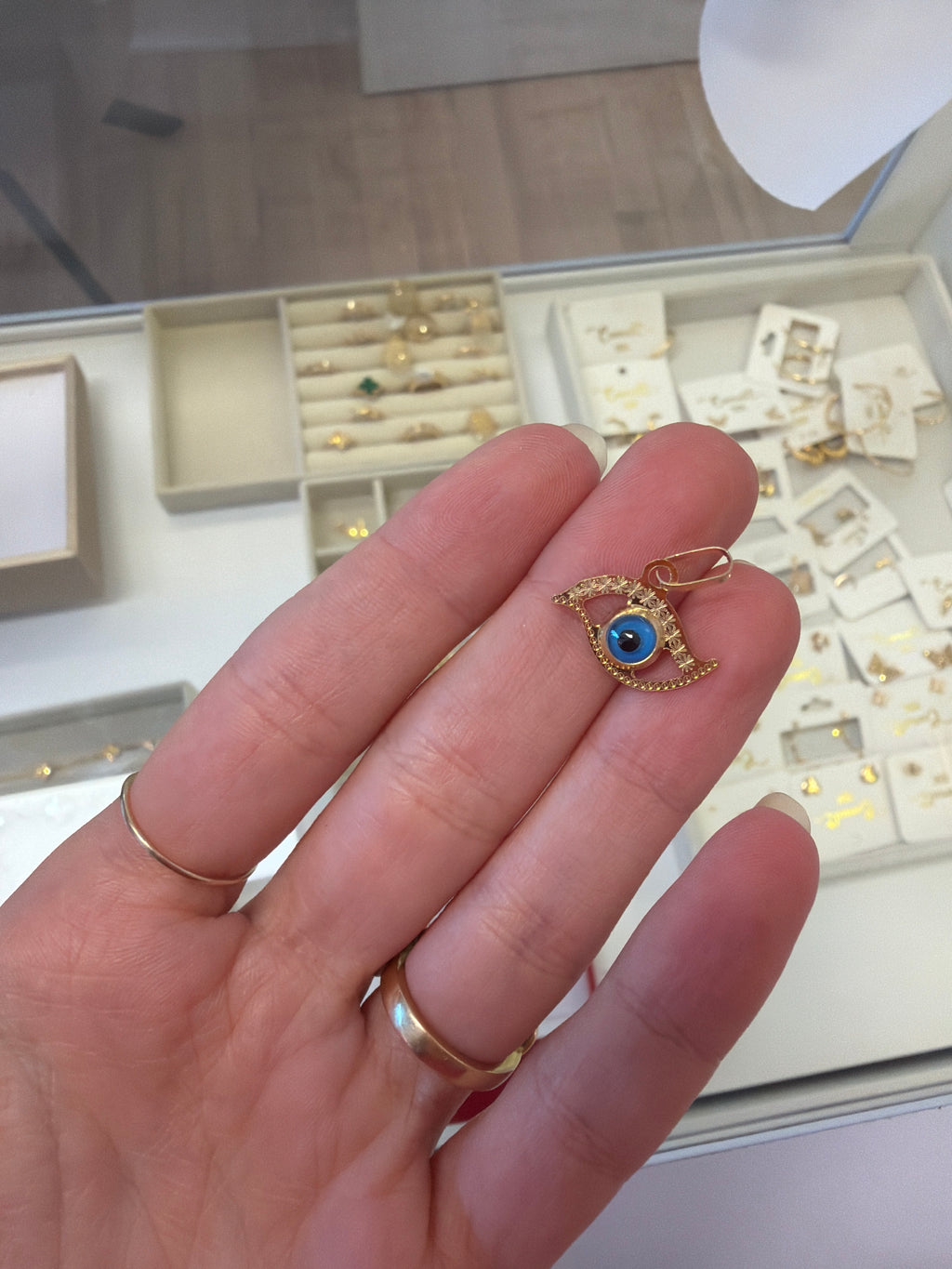 18k gold eye pendant, 18mm, 0.90g
