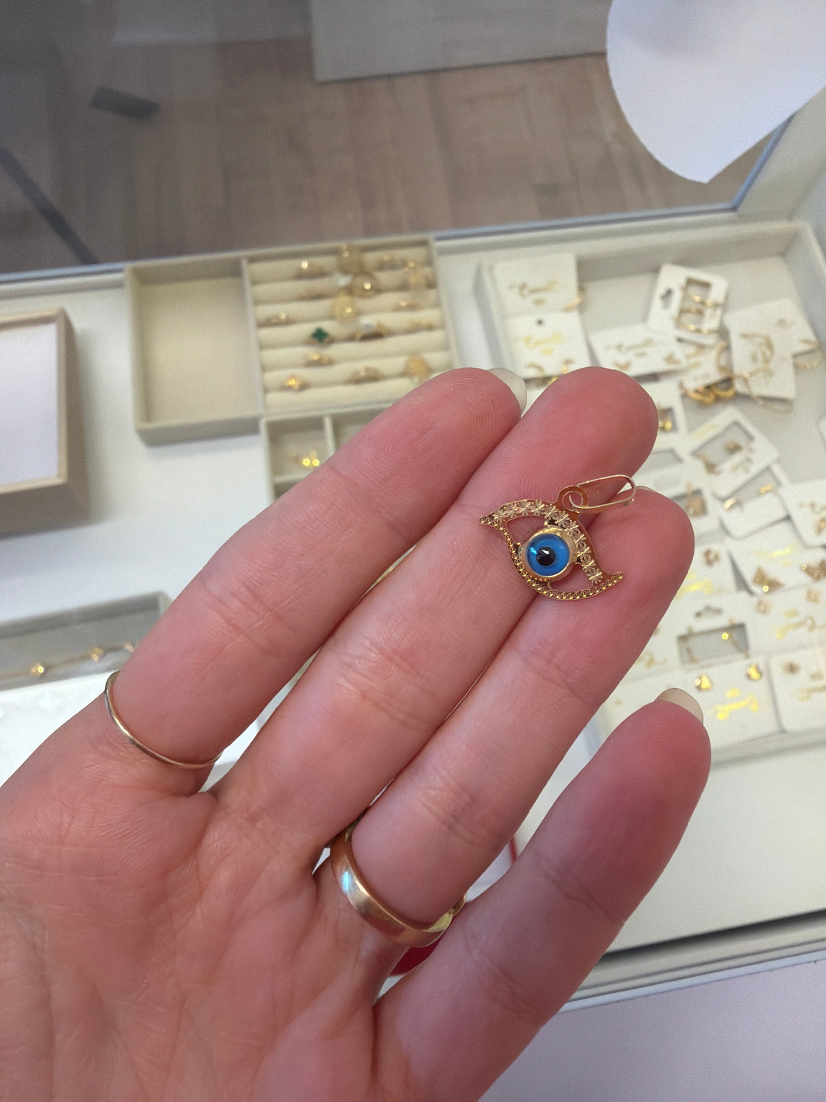 18k gold eye pendant, 18mm, 0.90g