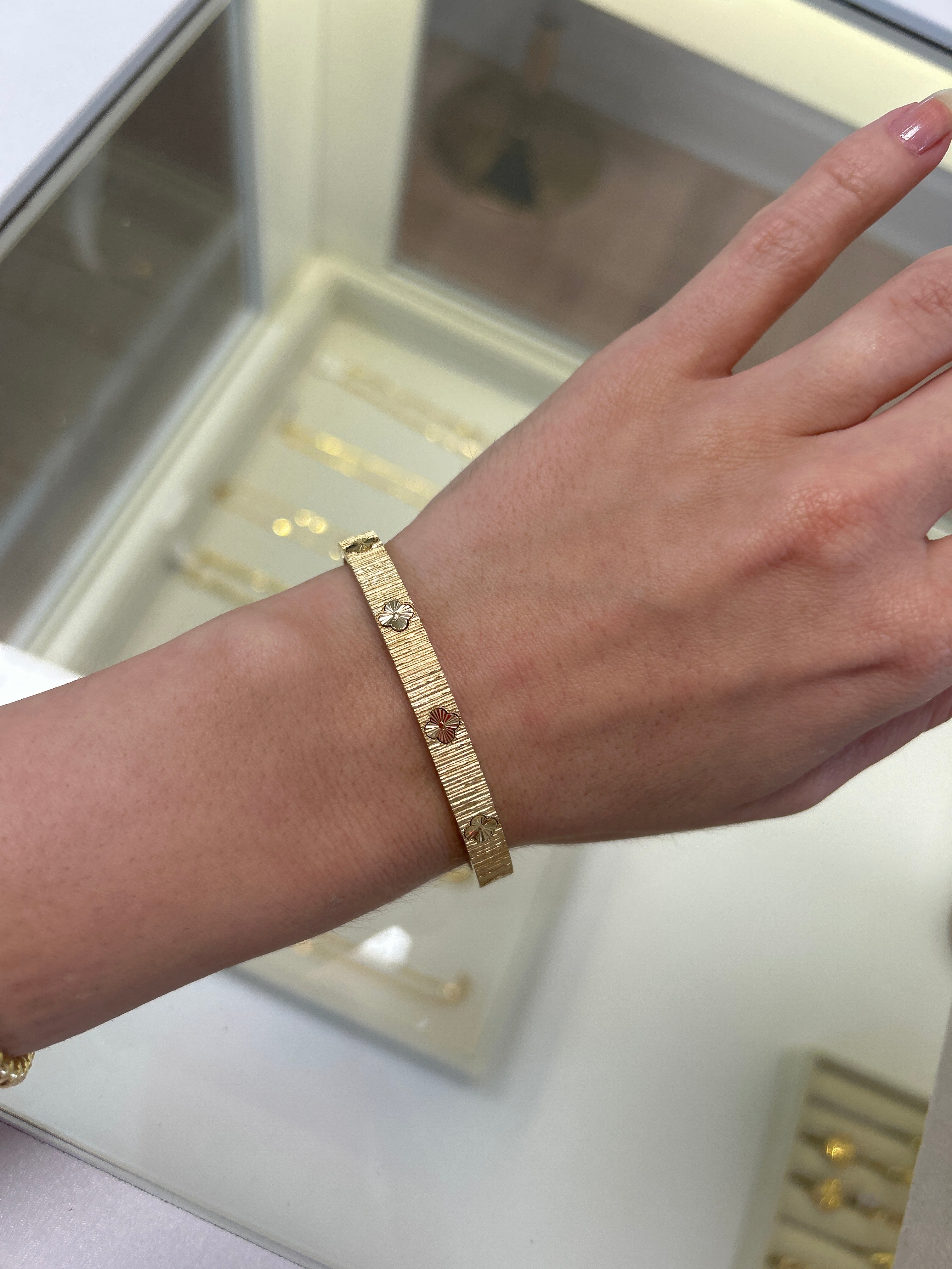 18k gold clovers bangle, size 16 (small), 11.14g