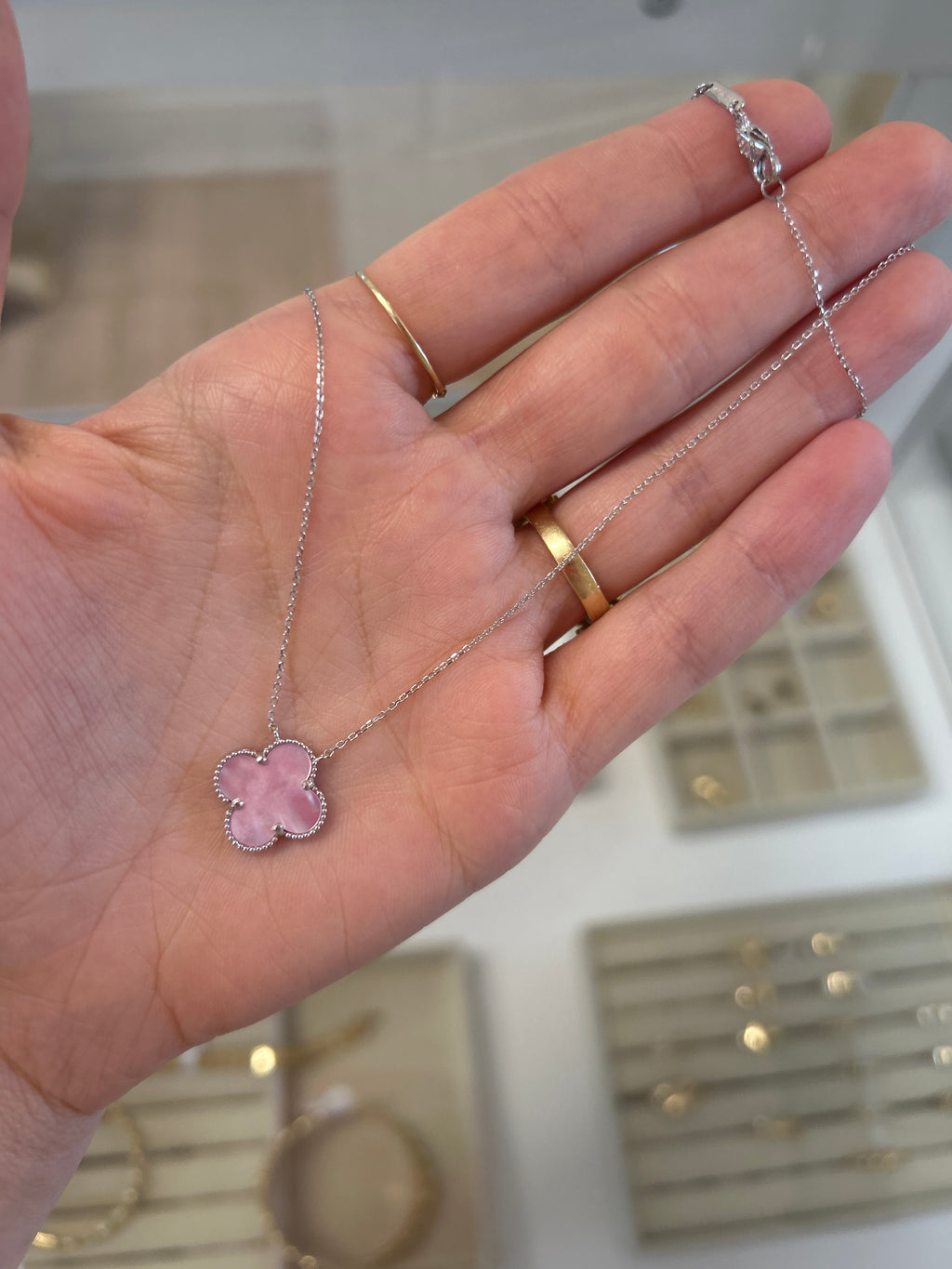 18k white gold necklace with 15mm pink mother of pearl clover, adjustable 40-45cm, 2.54g