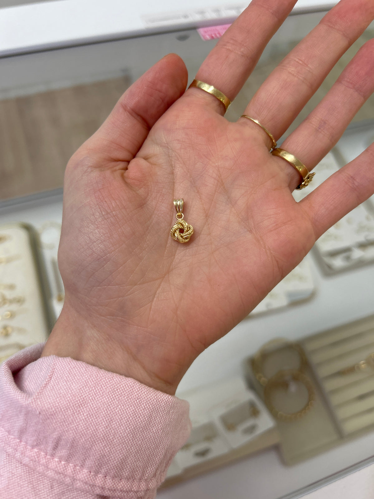 18k gold knot pendant, small (8mm) , ~0.50g (sold per piece)