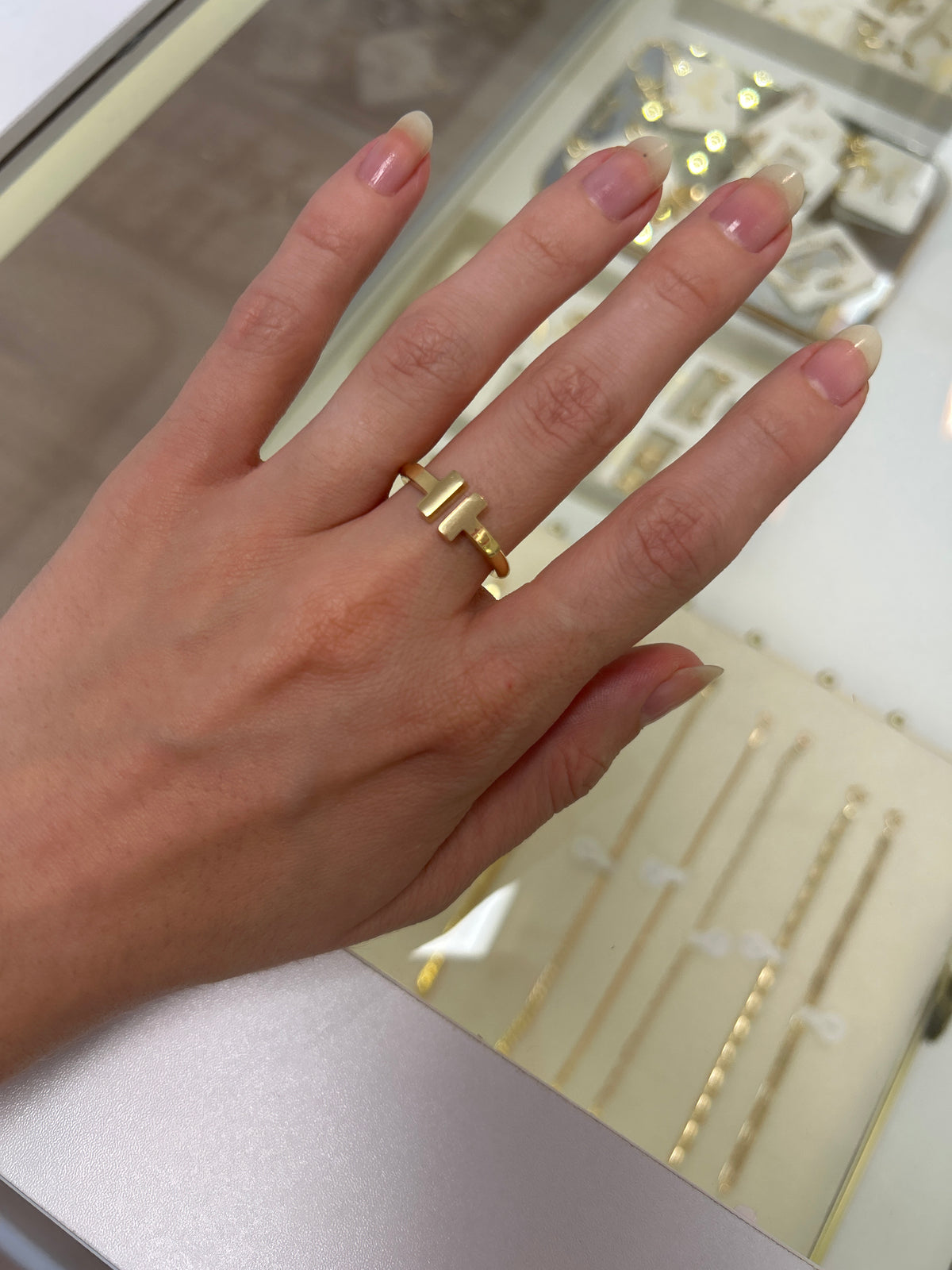 18k gold T ring, size 7, 2.68g