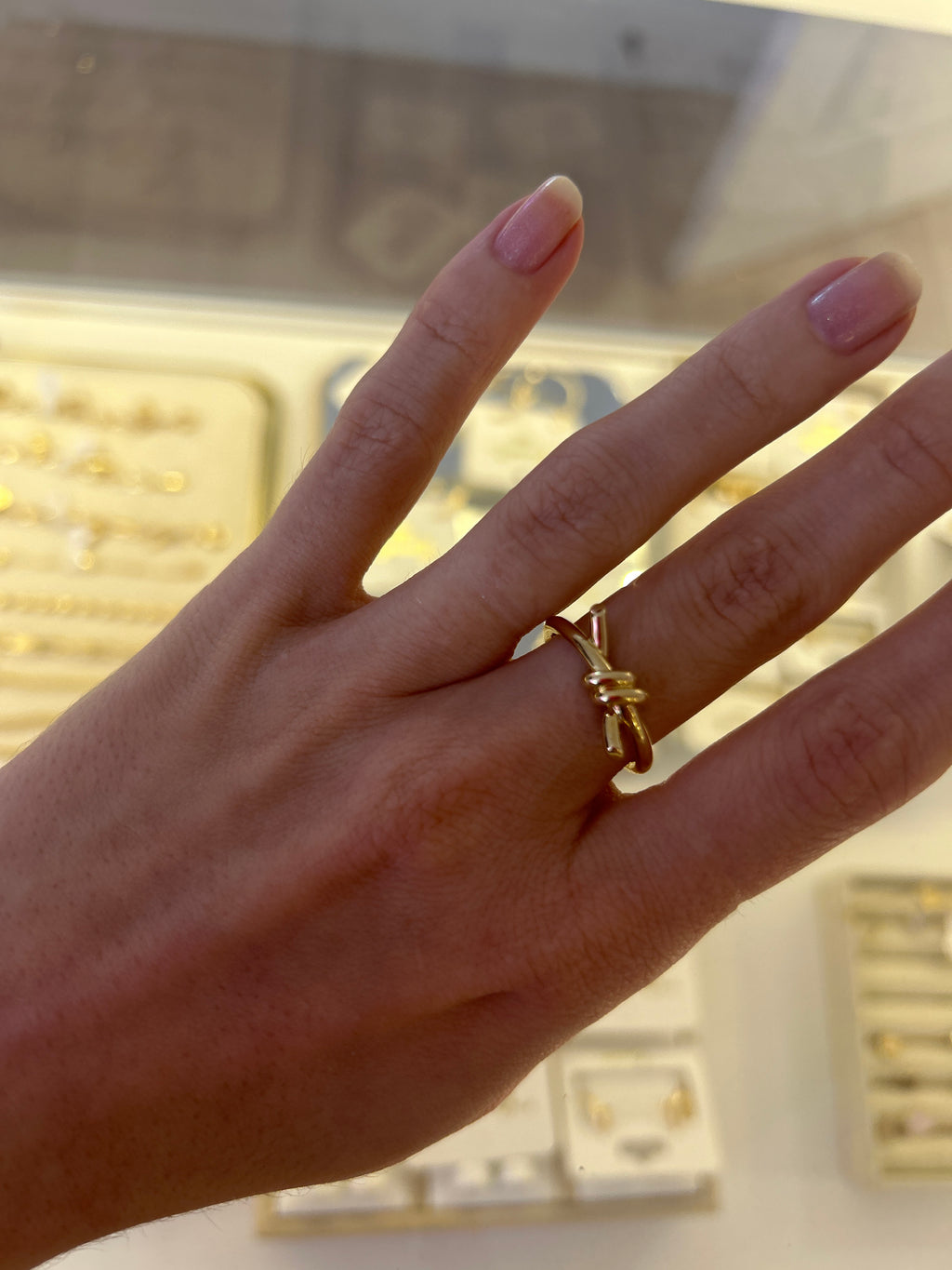 18k gold knot ring, size 7.5, 2.95g