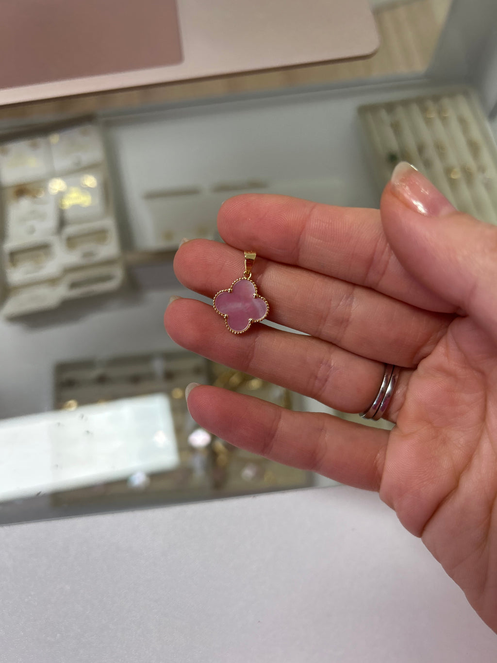 18k gold pink mother of pearl pendant 15mm, 1.22g