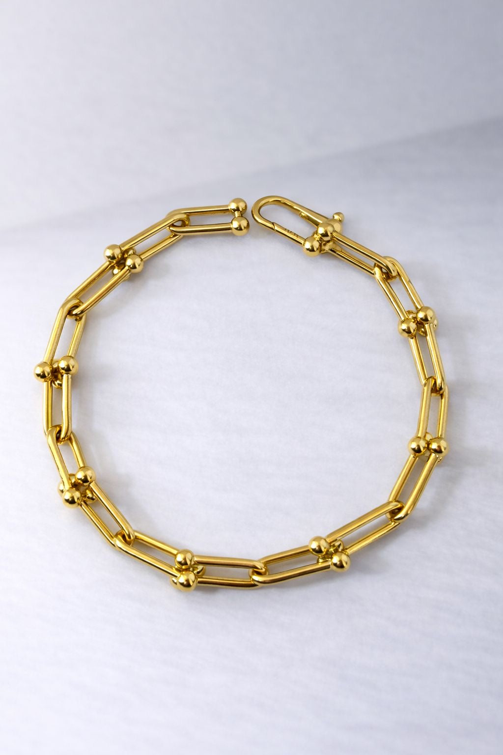 Bracelet rigide en or 18 carats, inspiré du style *hardware*, 19 cm, 4,55 g