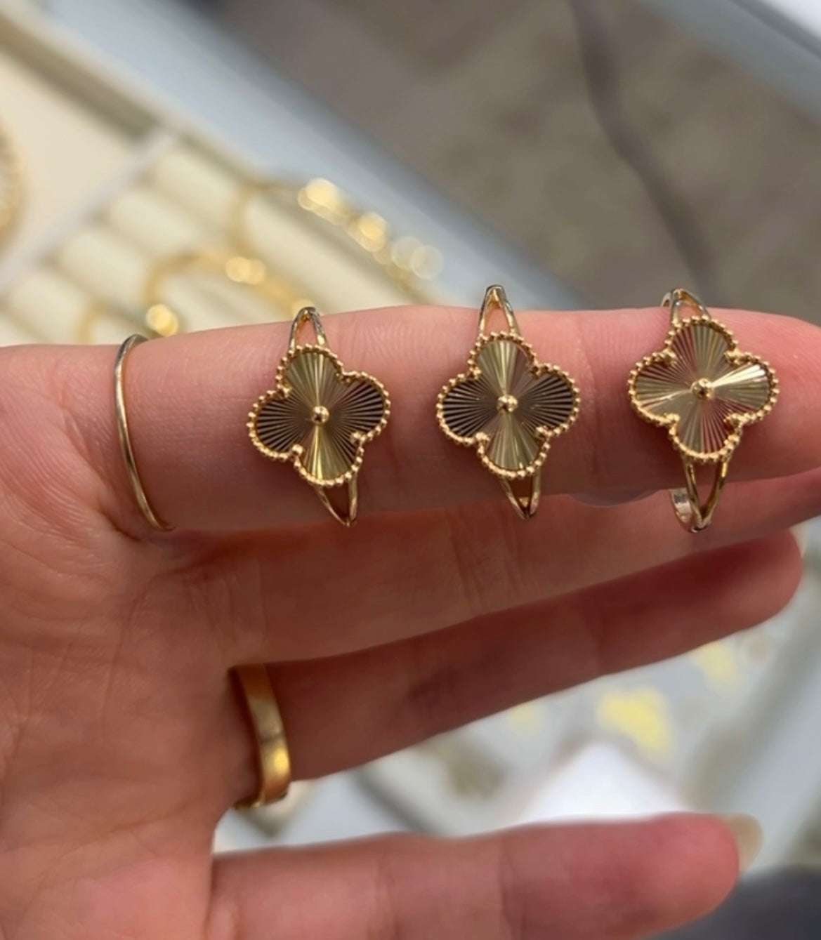 18k gold 12mm clover ring, size 9, 1.70g