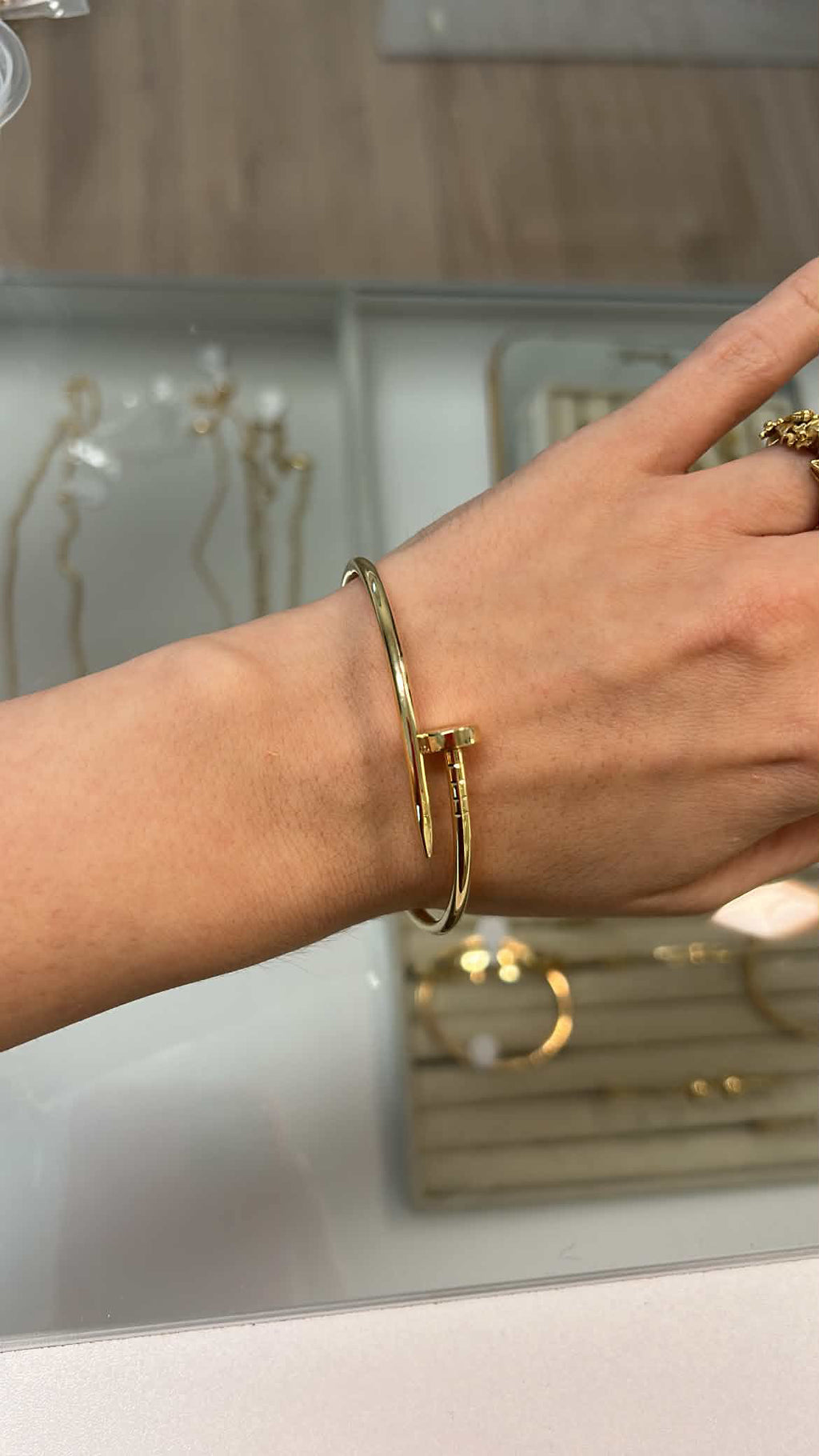 18k gold nail bangle, size 17, 6.74g