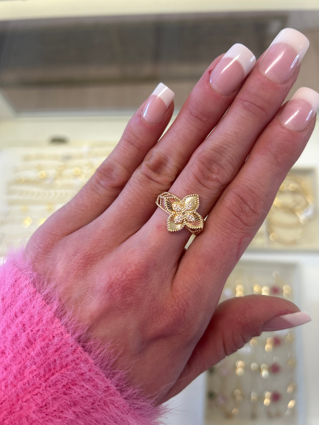 18k gold flower ring, size 7.5, 2.75g