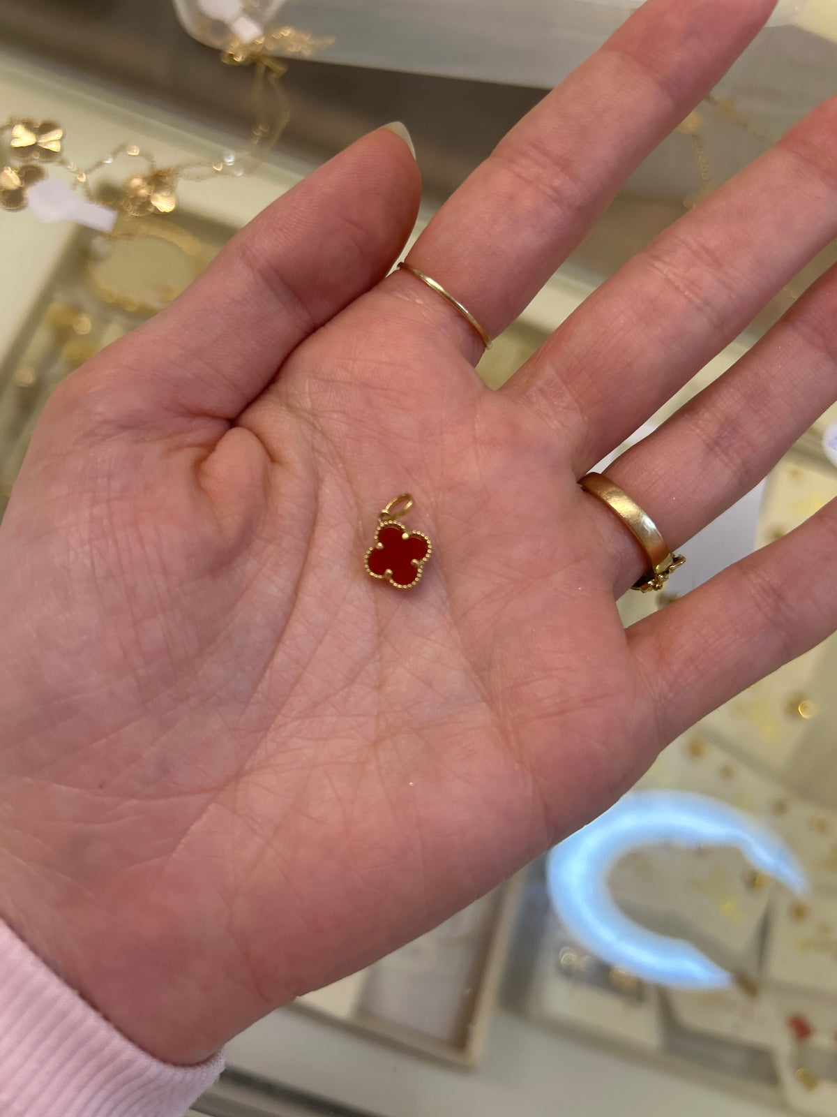 18k small clover pendant with red chalcedony, 10mm, total weight is 0.58g