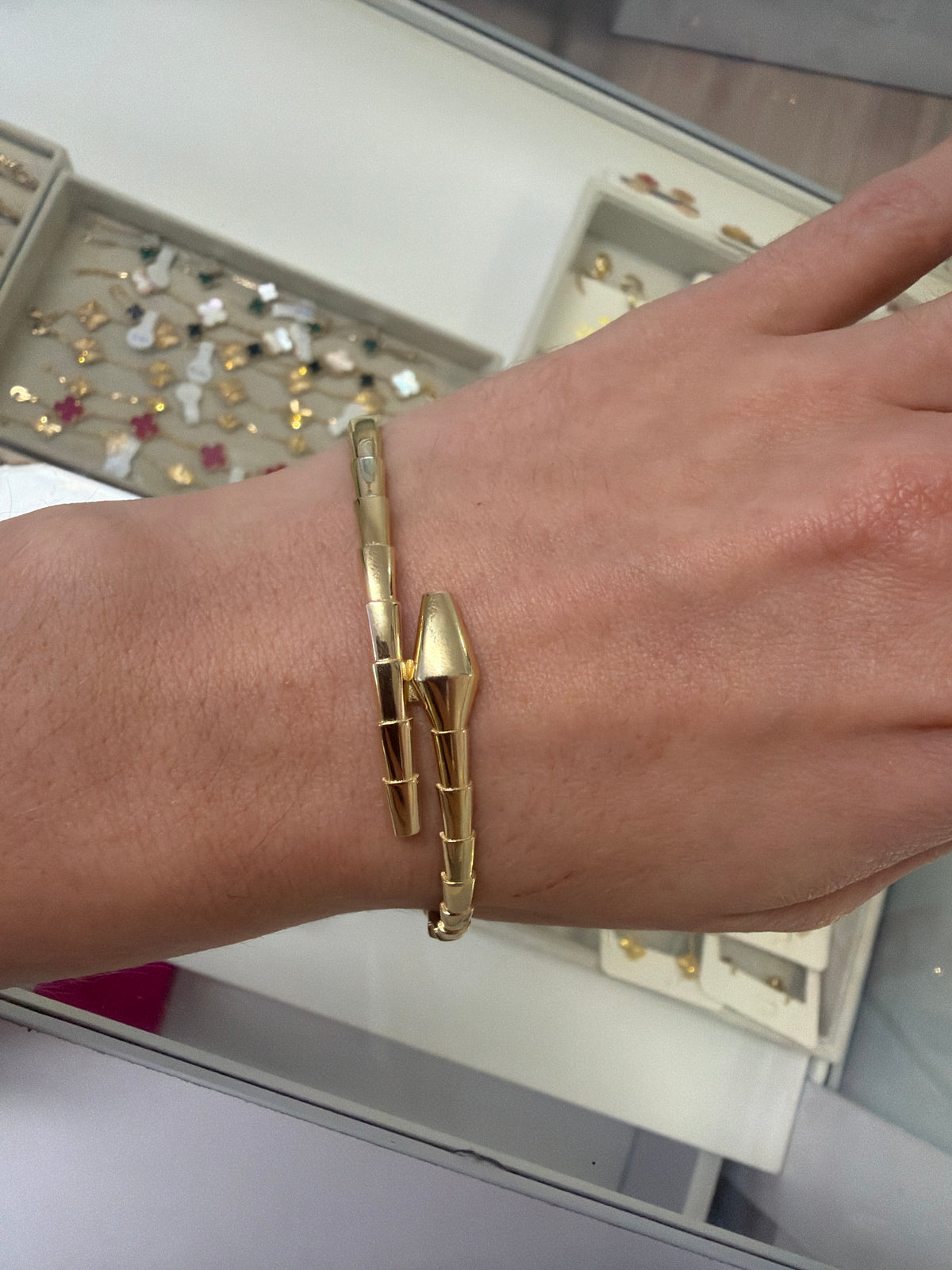 18k gold thin snake bangle, size 18 (medium). 5.62g