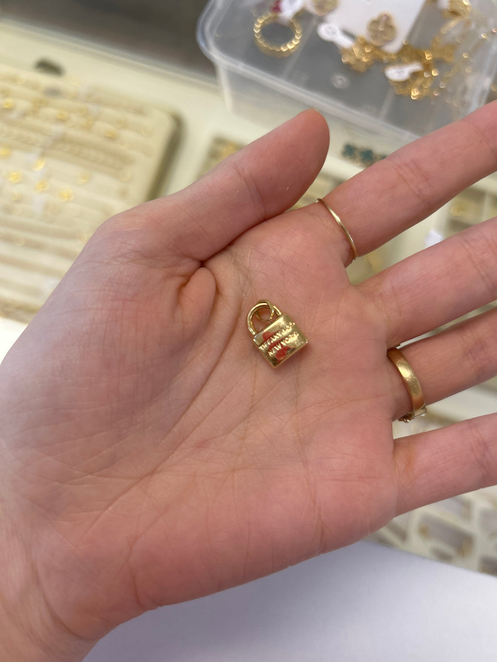 18k gold lock pendant, 0.87g