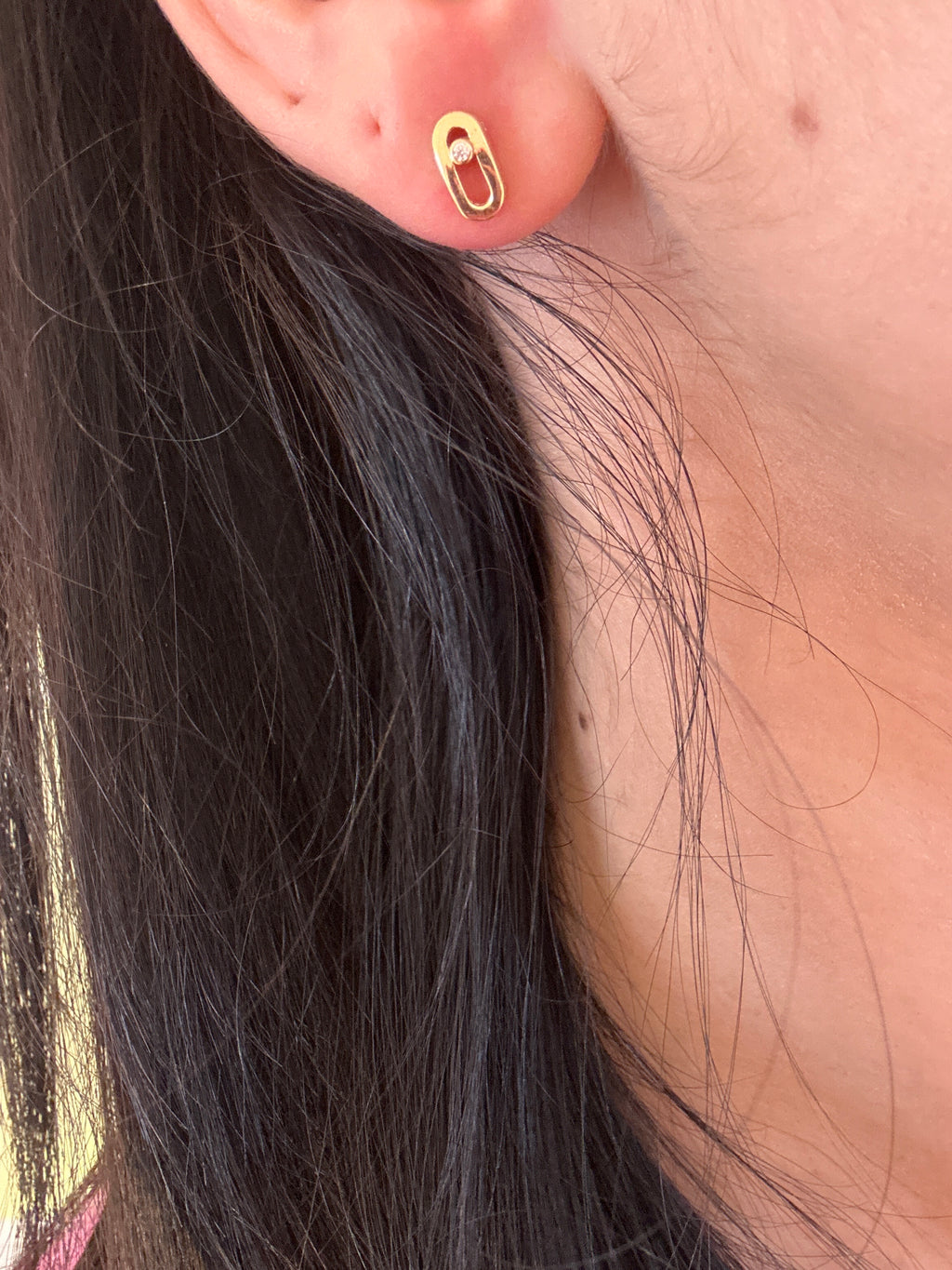 18k gold move style small studs with zirconia stones, 1.64g