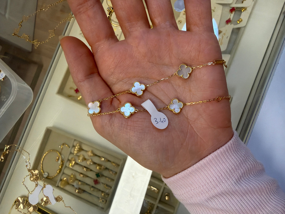 18k gold small clovers 8mm with white mother of pearl, size 16.5-18 total weight 3.40g