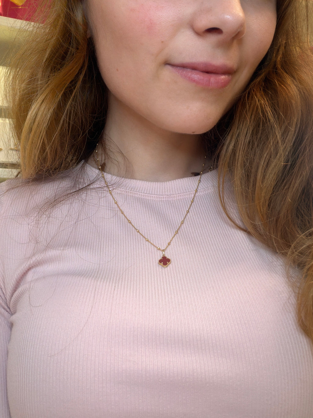 18k small clover pendant with red chalcedony, 10mm, total weight is 0.58g