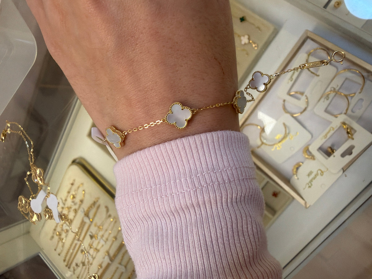 18k gold small clovers 8mm with white mother of pearl, size 16.5-18 total weight 3.40g