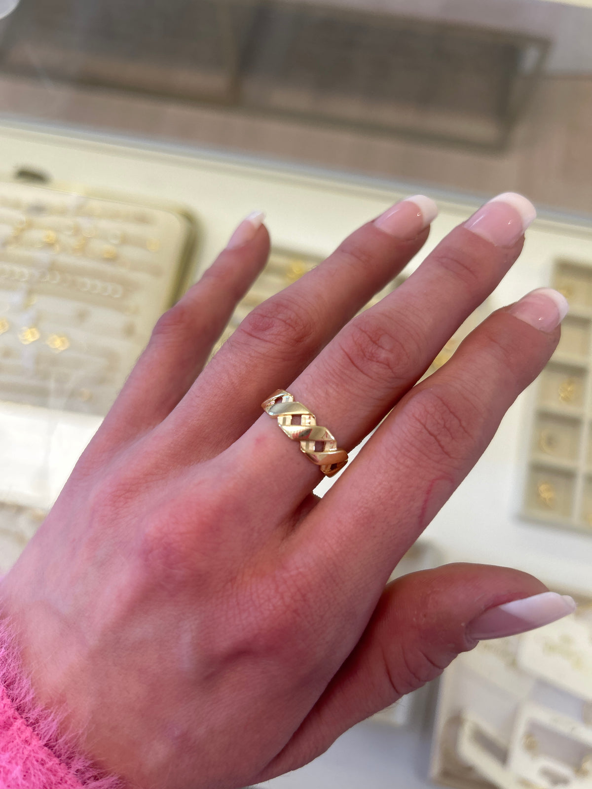 18k gold interlace ring, size 7, 2.95g
