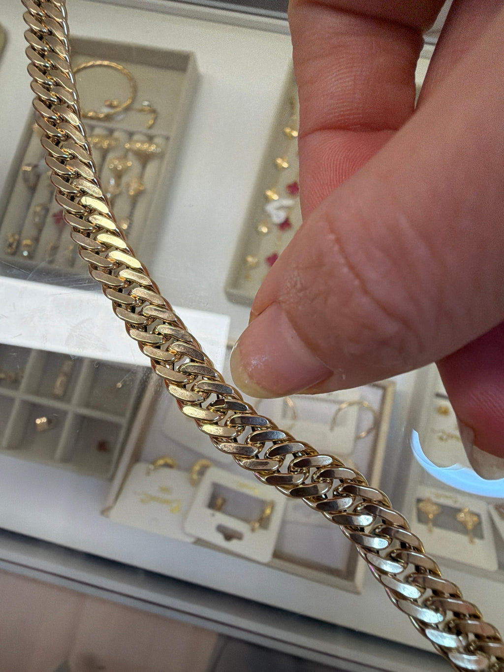 18k gold hallow Miami chain, 7.5mm thick 45cm, 13.93g * with a small defect see last picture and video , not really  appearing