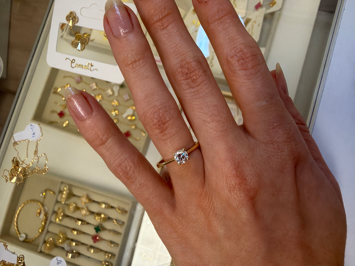 18k gold wedding ring with lab zirconia, size 7, 1.97g total weight