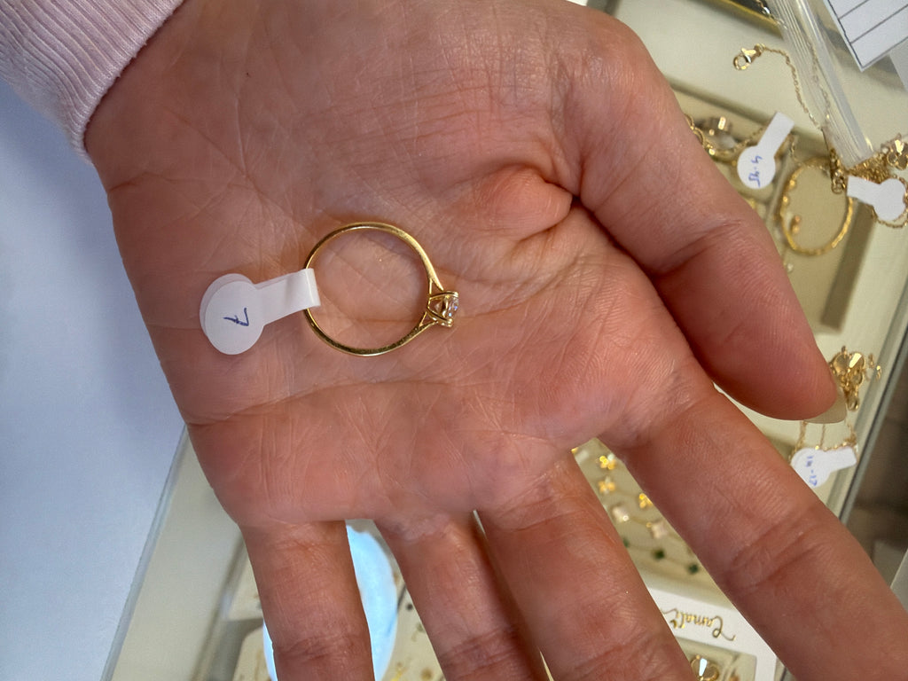 18k gold wedding ring with lab zirconia, size 7, 1.97g total weight
