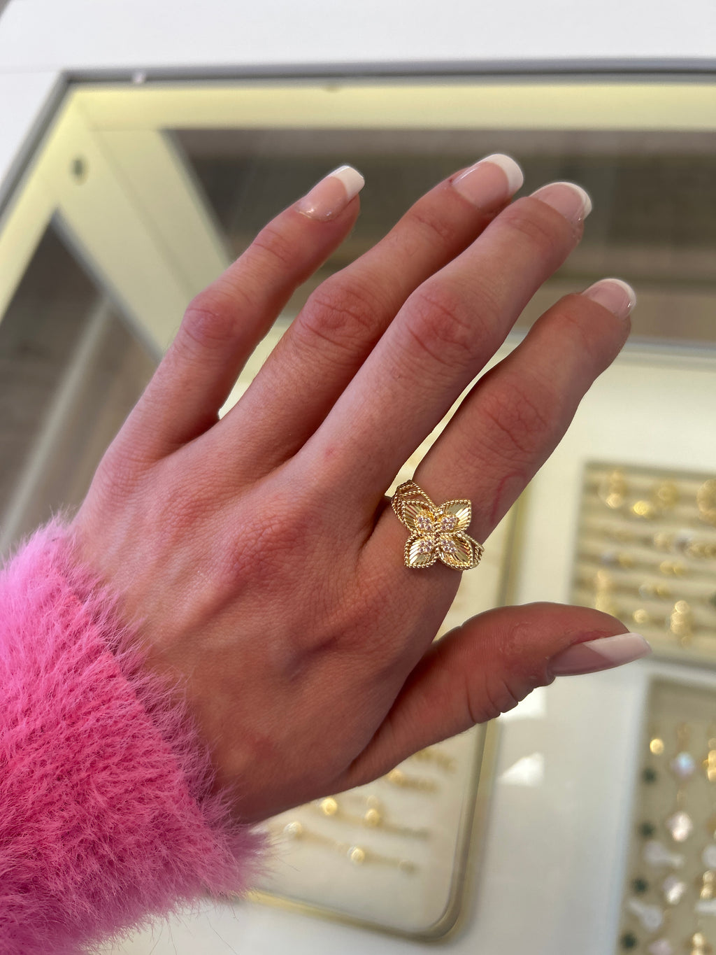 18k gold flower ring, size 7, 2.57g