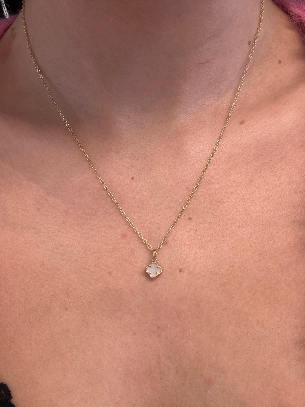 18k gold very small pendant with white mother of pearl , 0.48g total weight