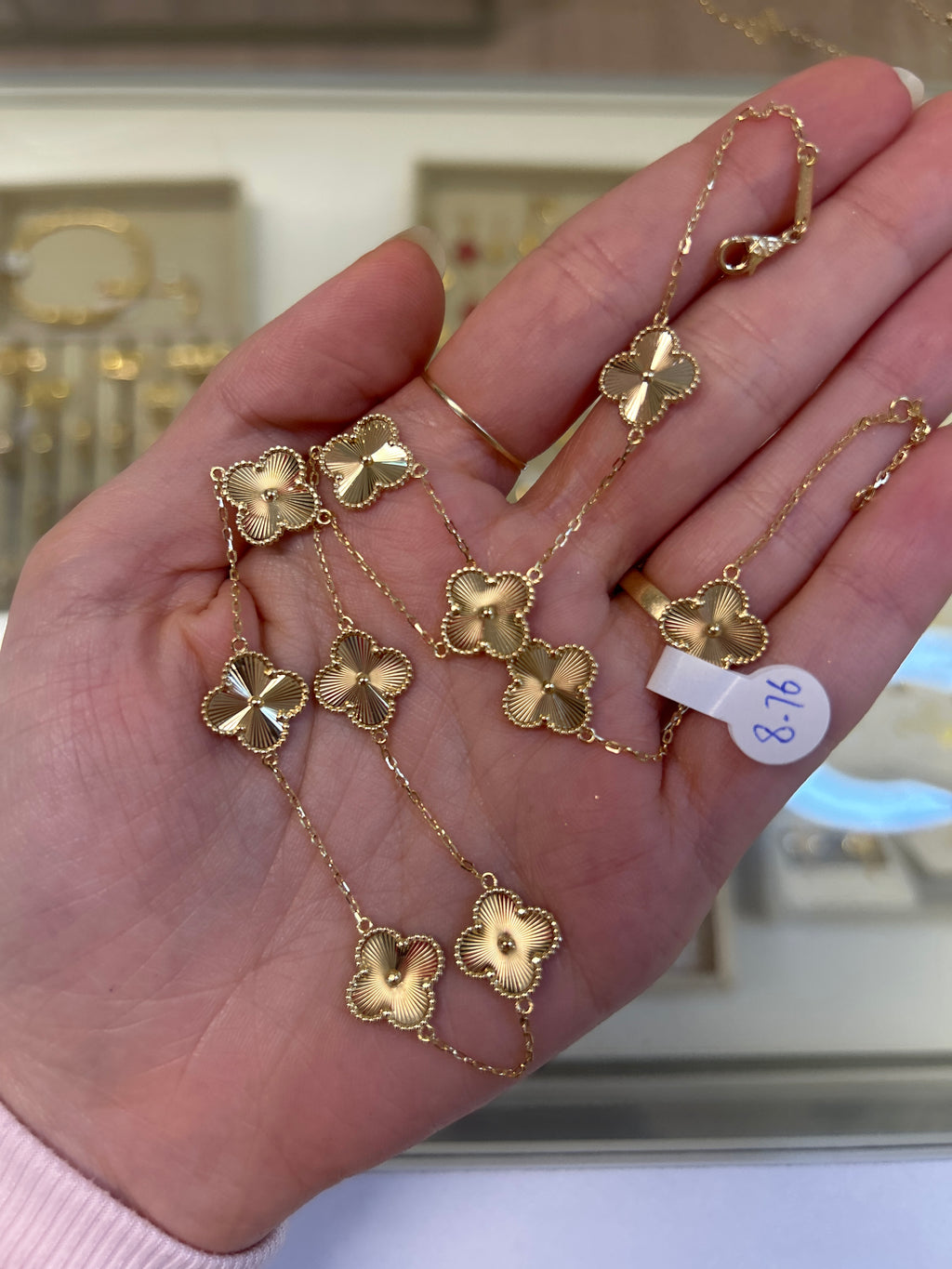 Or 18 carats, 10 trèfles de taille moyenne de 12 mm, collier réglable de 40 à 45 cm, 8,76 g