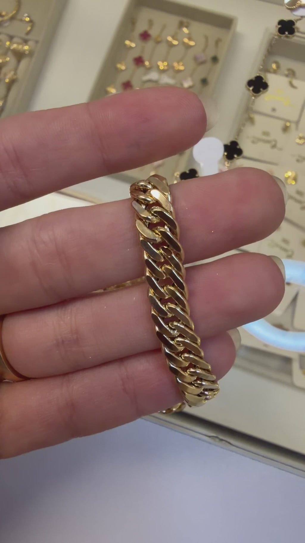 18k gold hallow Miami chain, 7.5mm thick 45cm, 13.93g * with a small defect see last picture and video , not really  appearing